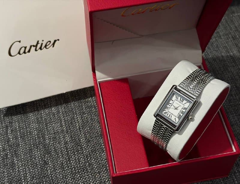 Cartier Tank Must Large с металлическим ремешком «миланская петля» женские